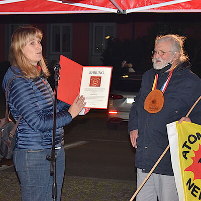 Birte Könnecke überreicht den Ehrenamtspreis