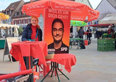 Die Vorsitzende des SPD-Ortsvereins, Claudia Collet, und der Kandidat für den Landtag, Philip Wolf (auf dem Plakat)