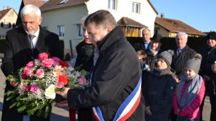 Lothar Menges legt Kranz für Julius Leber nieder